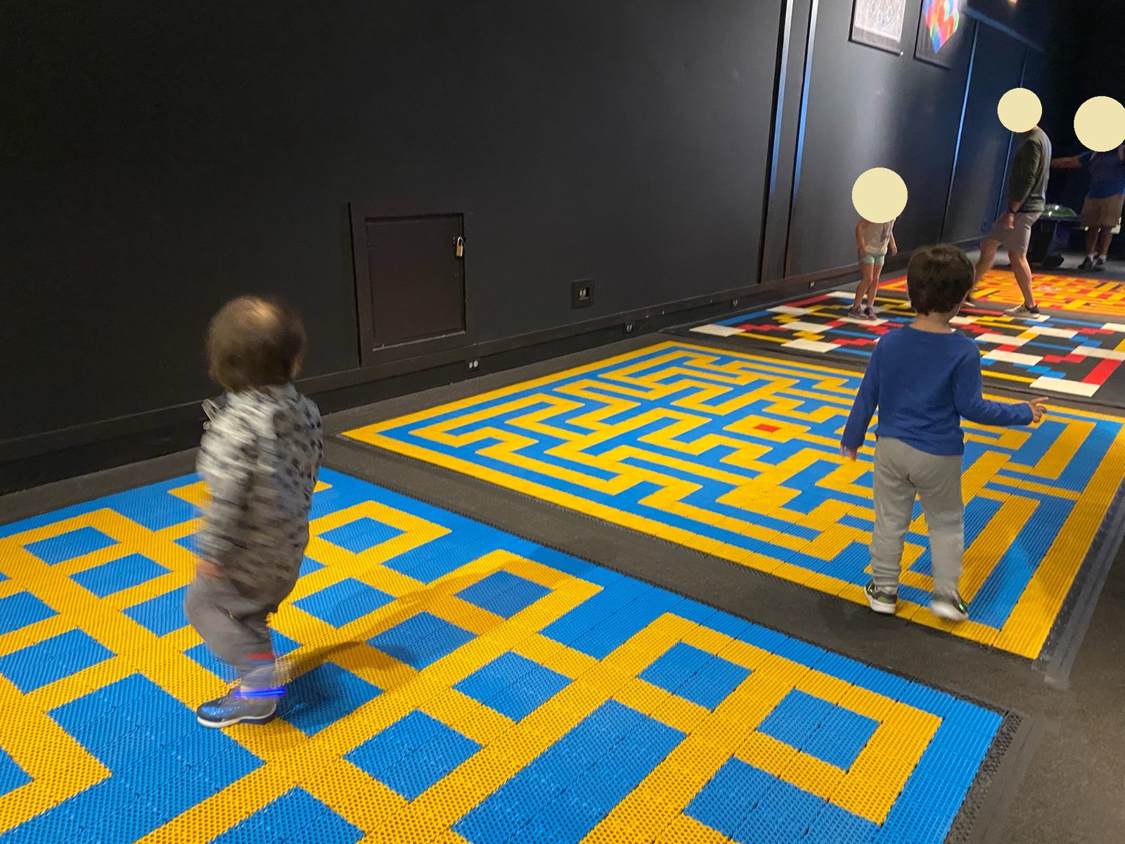 床の迷路で遊ぶ子どもたち（Math Moves!）
