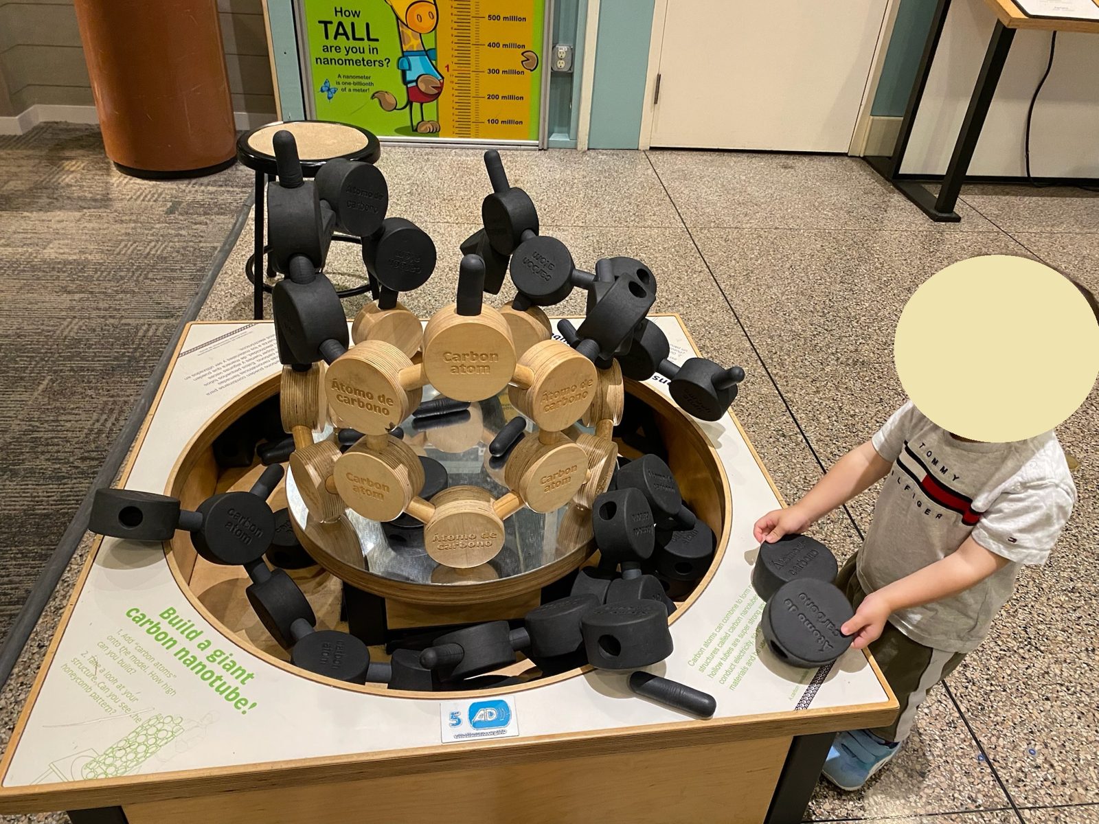巨大なカーボンナノチューブを組み立てる展示
