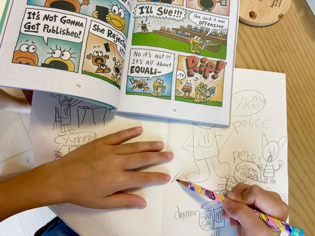 Cat Kid Comic Clubに夢中の息子が、本を見ながら鉛筆で描いている自作マンガ。ドッグマンやピーティーが登場し、吹き出しはすべて英語。
