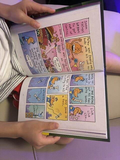 Dog Man(ドッグマン)の本を夢中で読む男の子