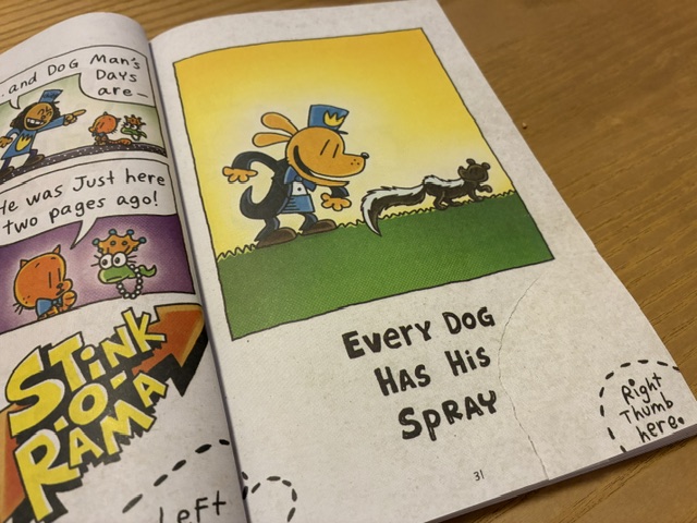 何度も遊んで破れたDog Man(ドッグマン)のFlip-O-Ramaのページを、息子が補修テープで直した様子