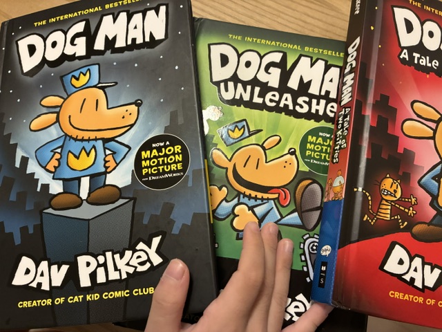 子どもが手に取るDog Man(ドッグマン)シリーズの英語の本