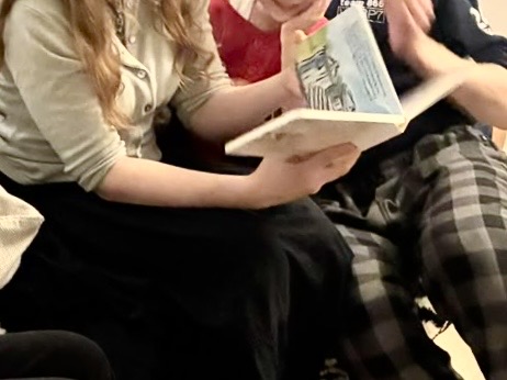 アメリカの友人が子どもたちに英語の本を読み聞かせている様子