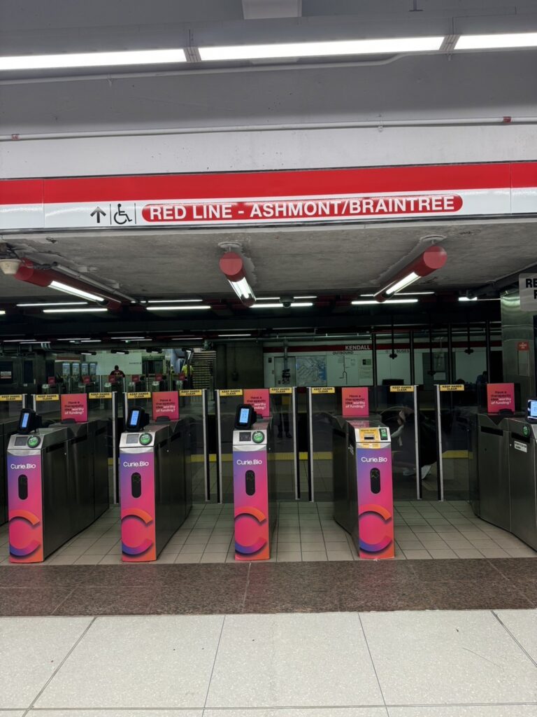 駅に並ぶMBTAの改札(Charlieゲート)