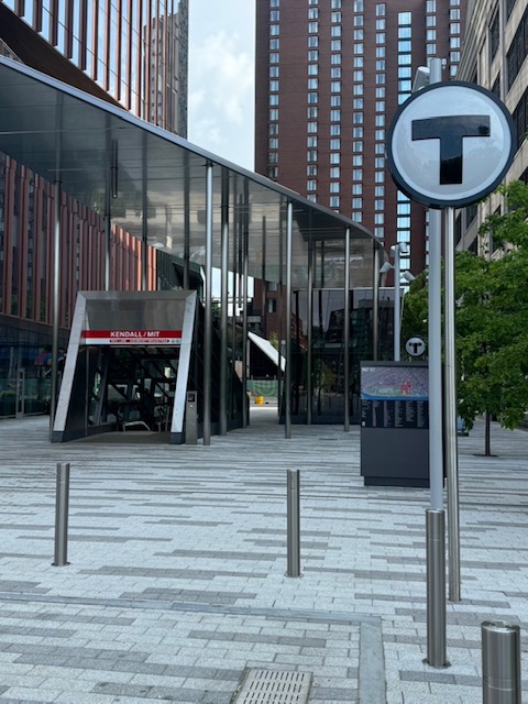 MBTAレッドラインのKendall駅入り口。MITキャンパスにある。