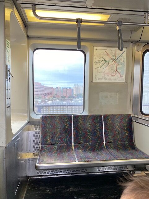MBTAレッドラインの車内