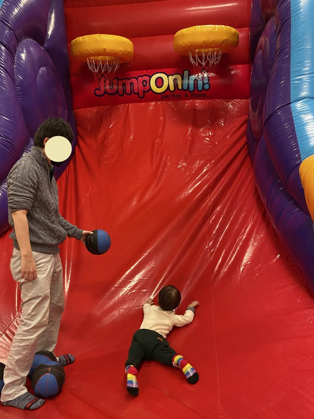 Jump On Inのバスケットゴール付きエアー遊具で遊ぶ親子
