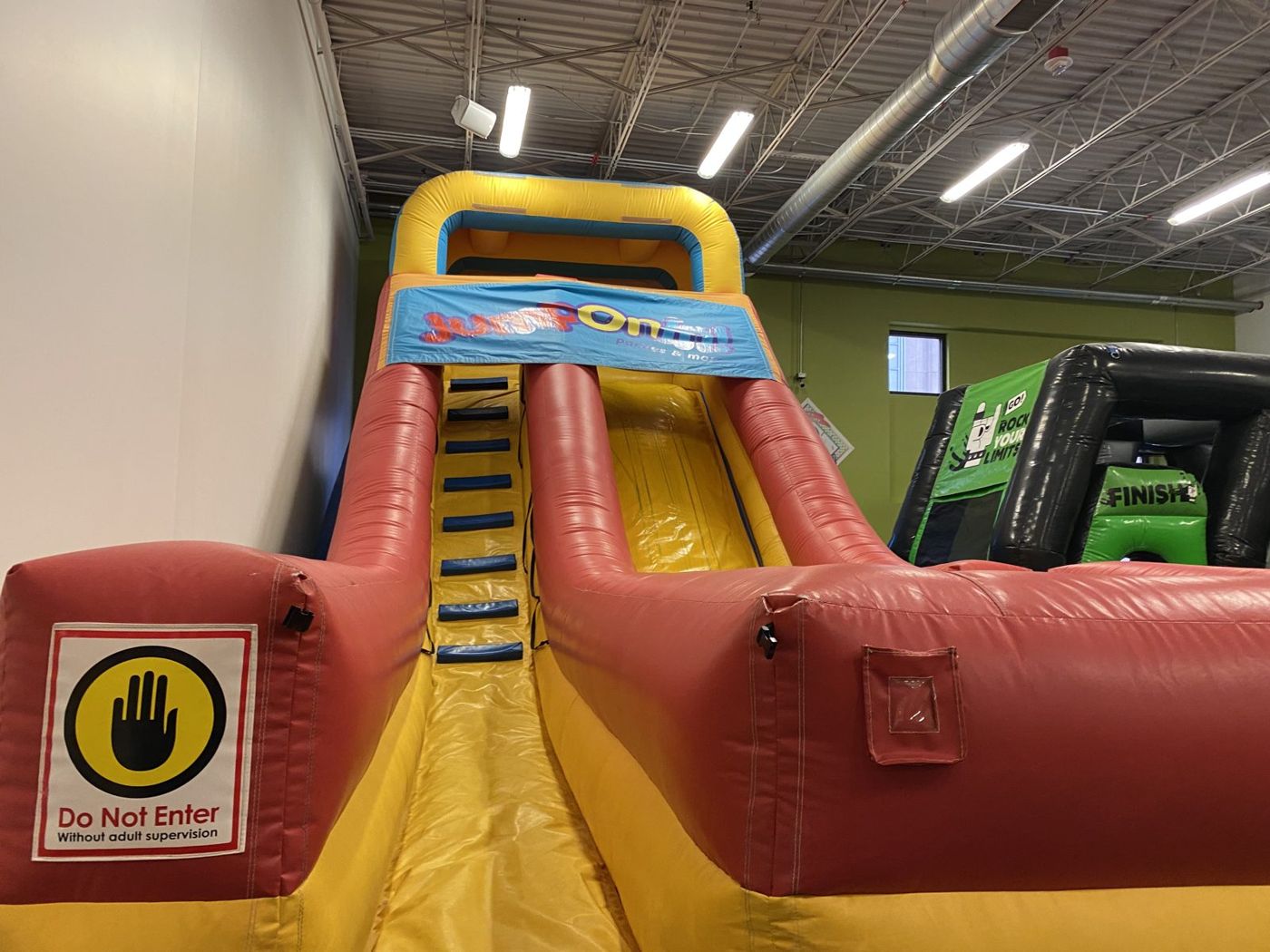 ボストンの屋内遊び場Jump On Inの大型エアー滑り台