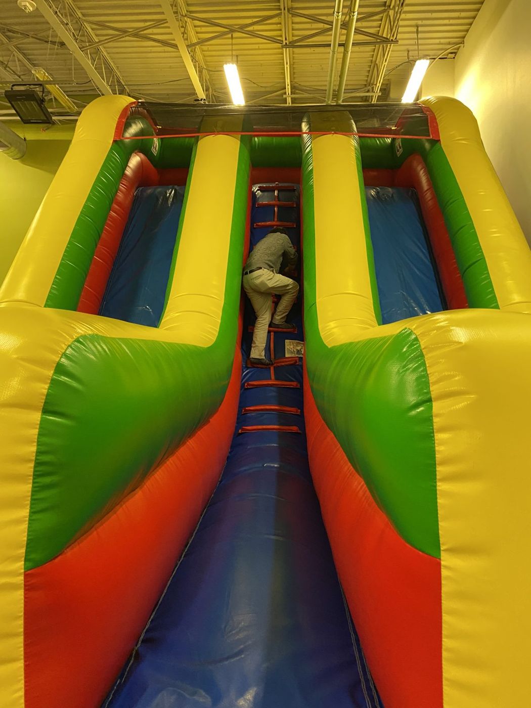 Jump On Inの大型滑り台を登る大人