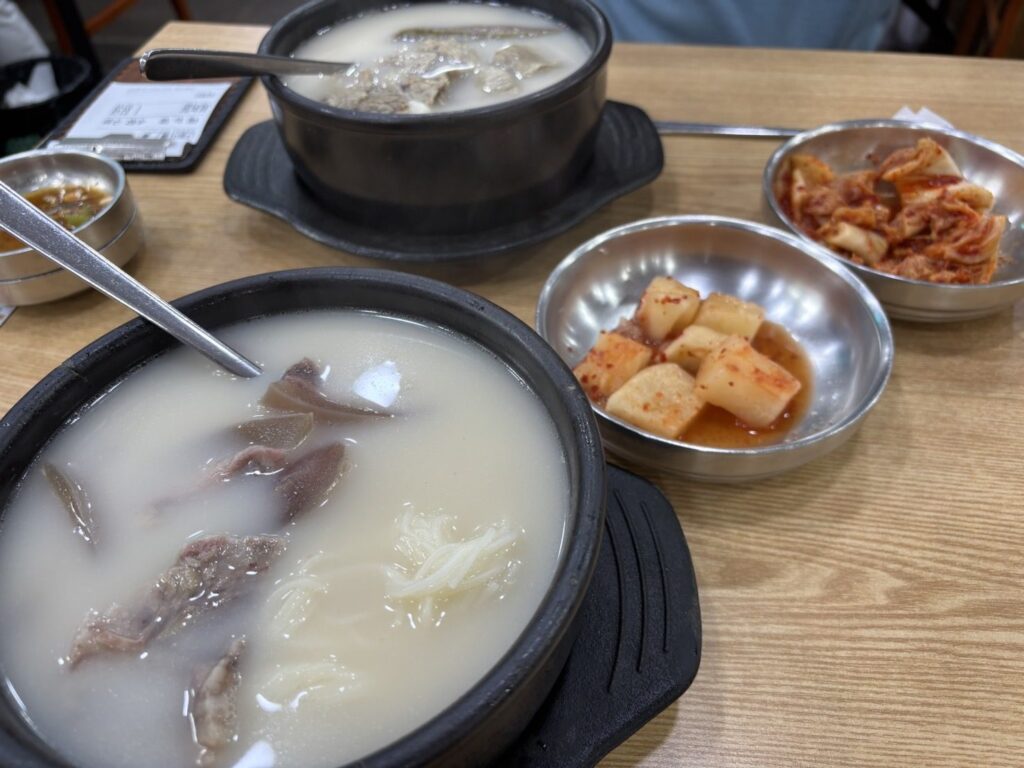 里門ソルロンタンとキムチとカクテギ