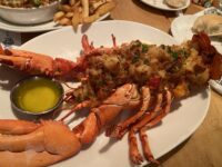 溶かしバターを添えたメイン湾産ロブスターのベイクドスタッフド