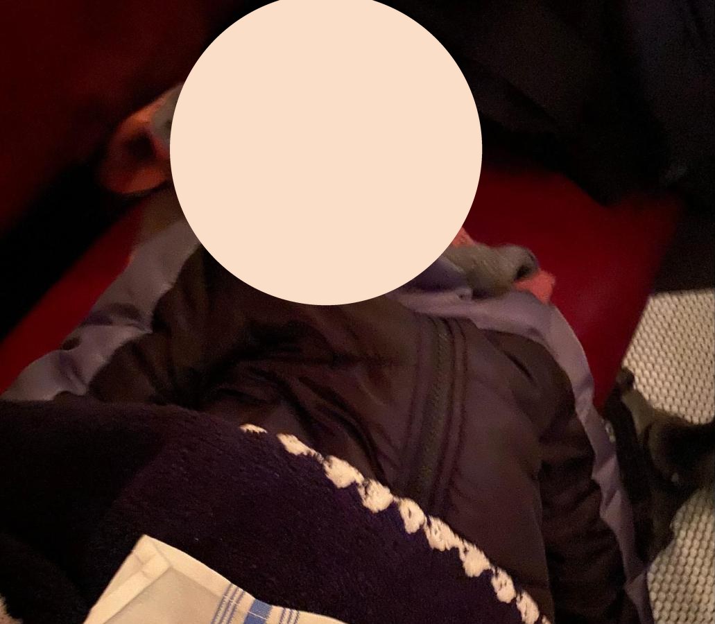 ネプチューンオイスターのソファー席で眠る息子